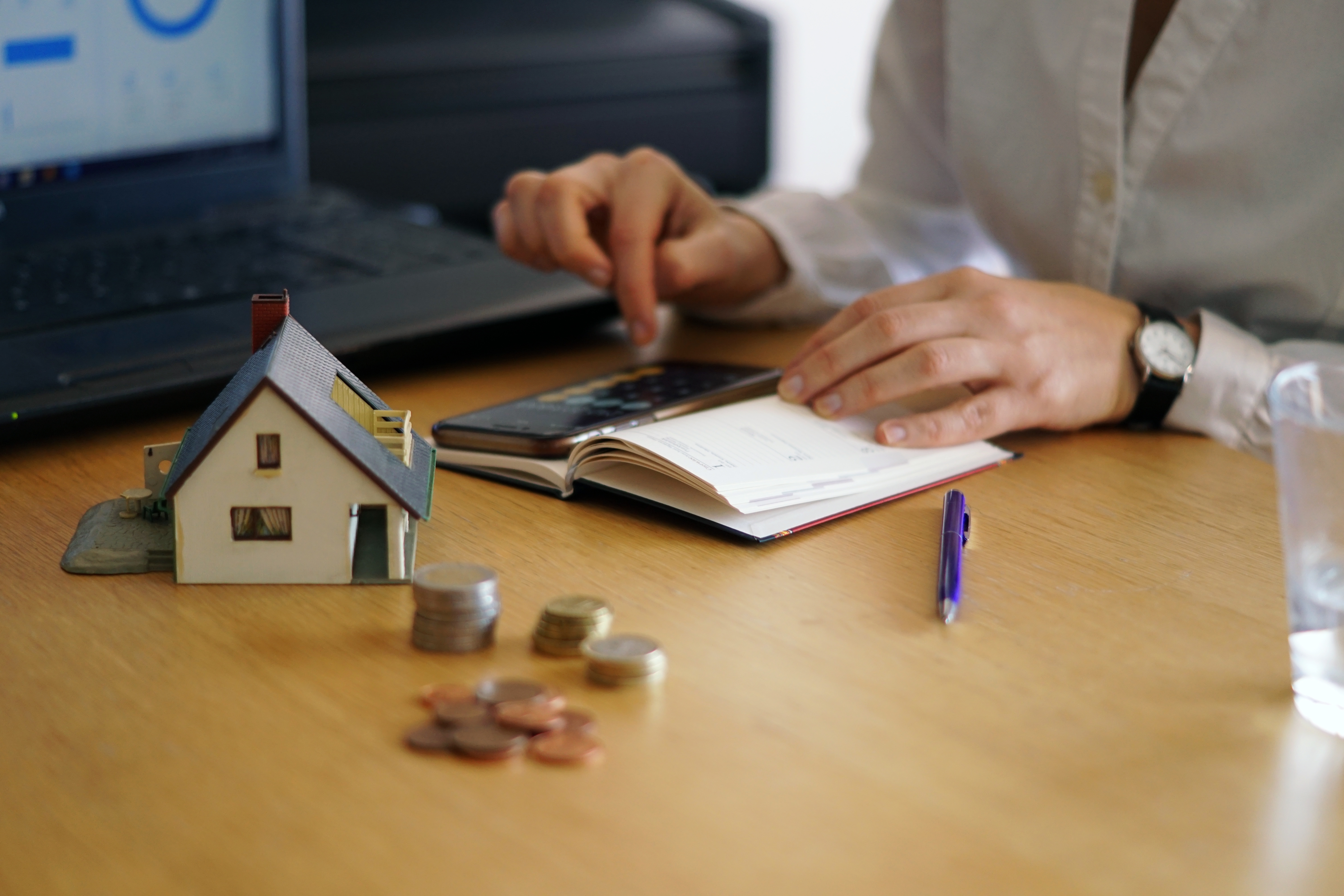 Decoding Real Estate Brokerage in India: Understanding Fees, Agreements & What to Expect